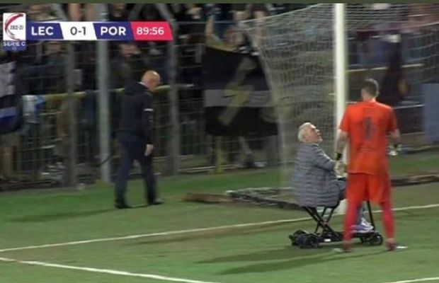 Imaginile weekend-ului » Președintele echipei a intrat pe gazon în baston, a înjurat arbitrul și a lovit un adversar! Apoi a ieșit cu mașinuța de pe teren