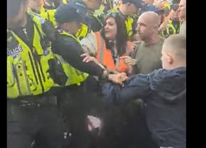 Incidente violente în Premier League, după ce Leicester și Leeds au retrogradat! Unii fani s-au bătut între ei, alții cu poliția!
