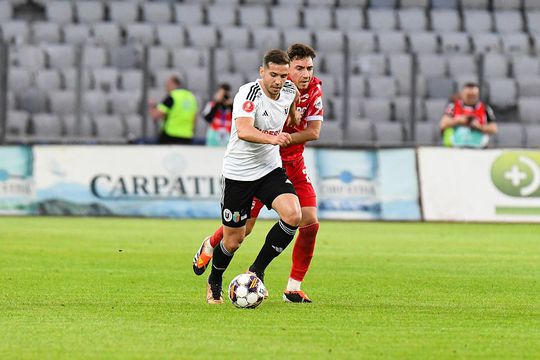 Alex Chipciu, în duel cu Ahmed Bani. Sursă foto: Imago