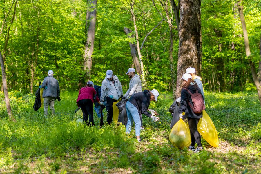 Campania O Românie Curată Începe de Acasă: Peste 500 voluntari au colectat 22 tone de deșeuri și au plantat 2500 de puieți