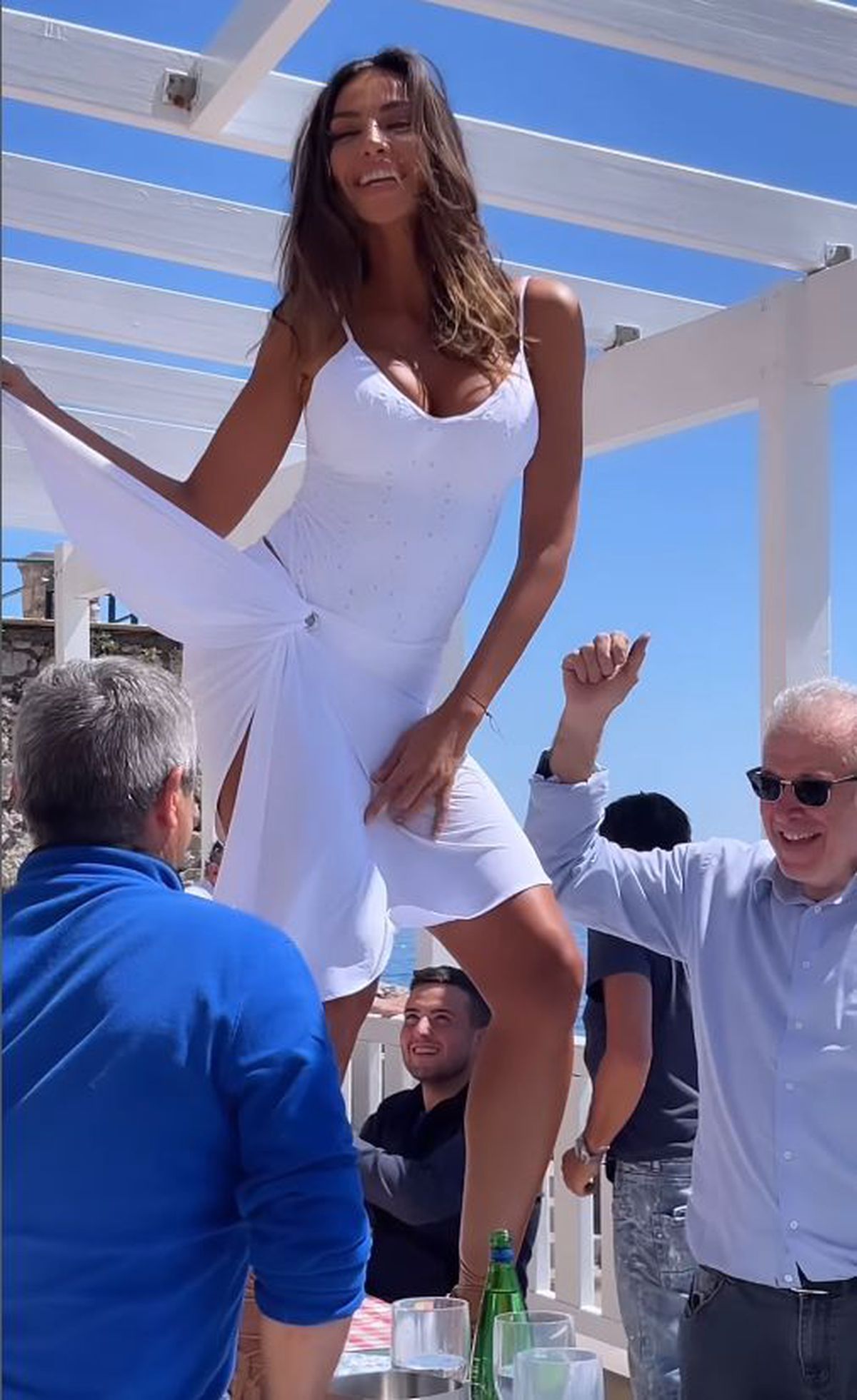 Mădălina Ghenea dansând pe mese