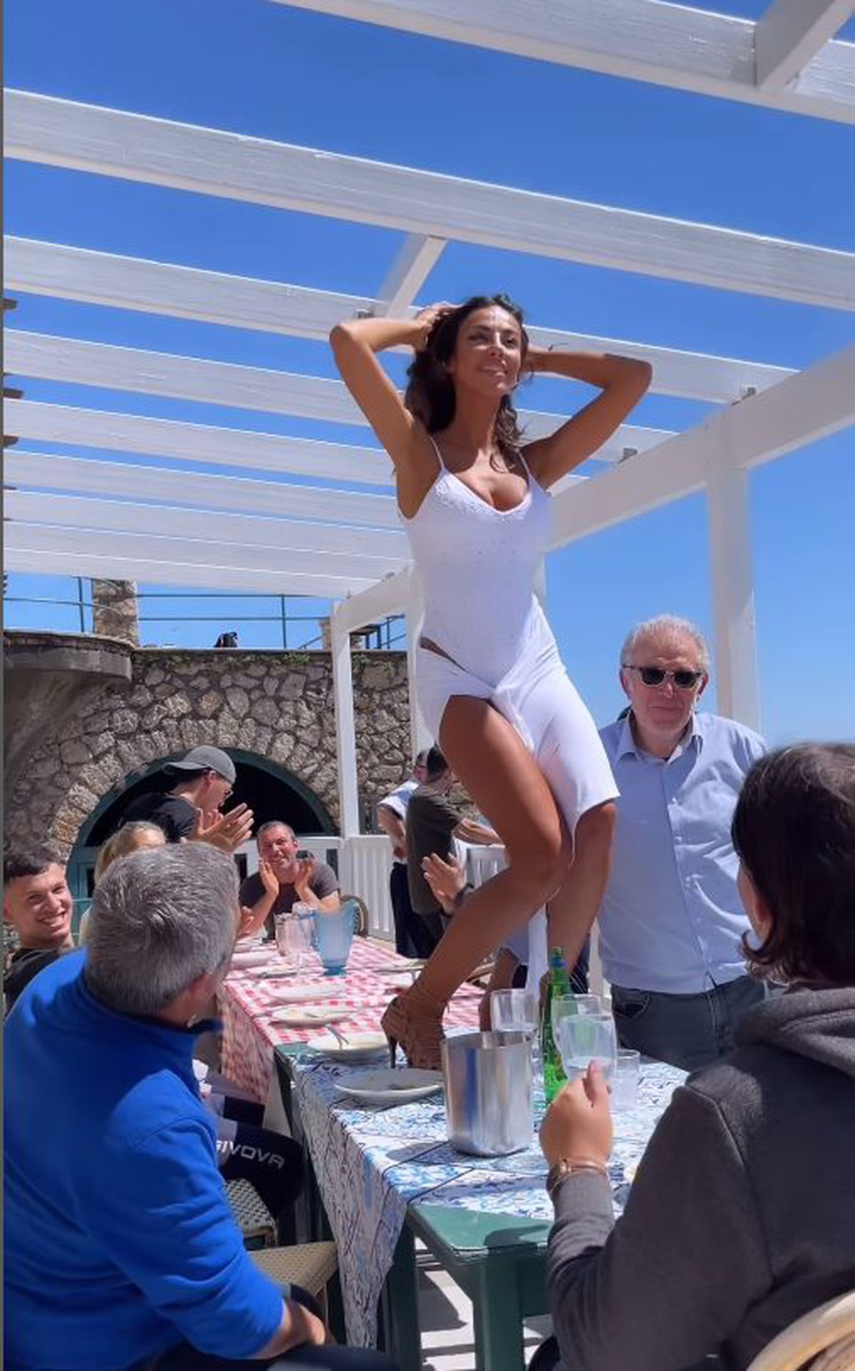 Mădălina Ghenea dansând pe mese