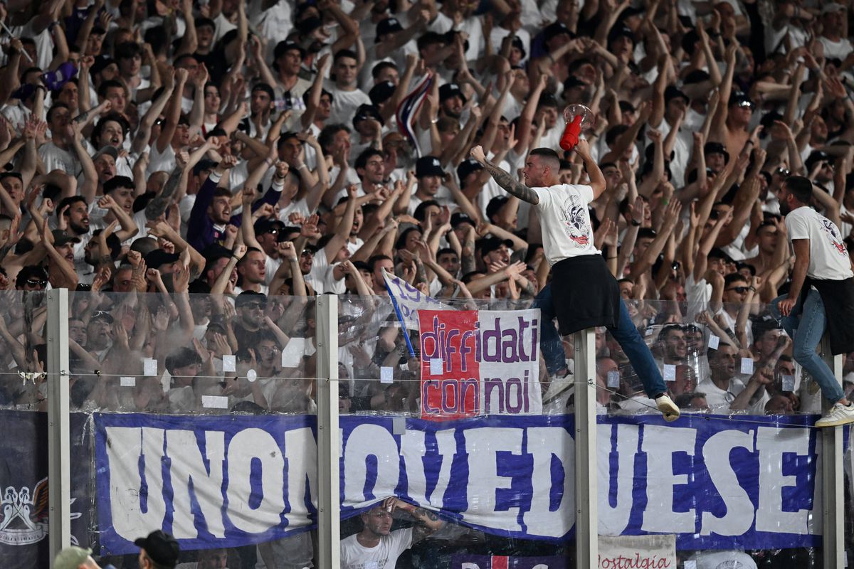 Scene incredibile, ratate de televiziuni, după finala Conference League » Prăpăd în stadion, fotbaliști umiliți