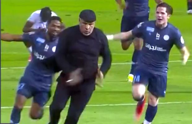 „Run, Forrest, Run!” » Imagini fabuloase cu antrenorul lui Burcă și Tănase: a rupt-o la fugă, după ce a salvat echipa!