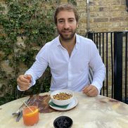 Mathieu Flamini, înainte de a mânca micul dejun favorit - iaurt cu fructe de pădure și cereal