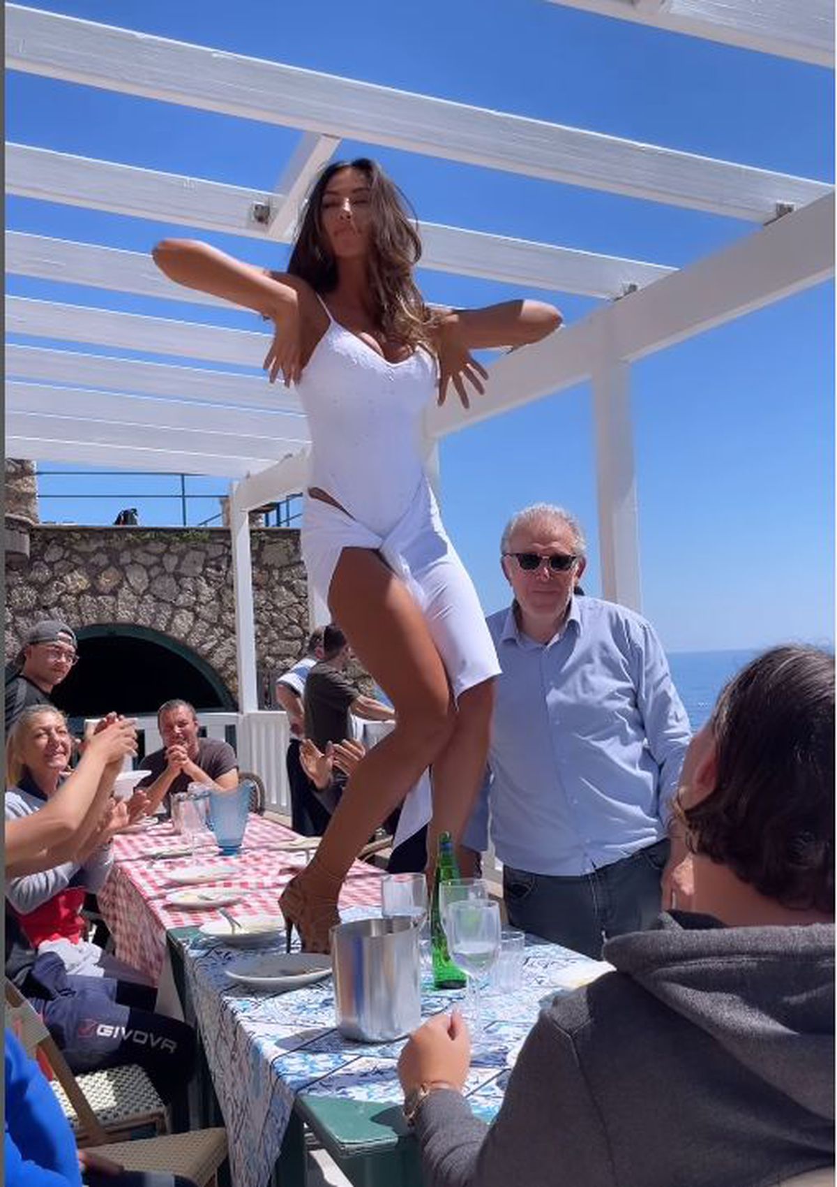 Mădălina Ghenea dansând pe mese