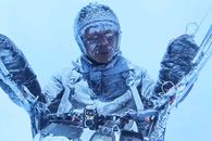 INIMAGINABIL! Un parapantist a fost ridicat pe un munte de 8.500 de metri de un vârtej! Imaginile sunt incredibile