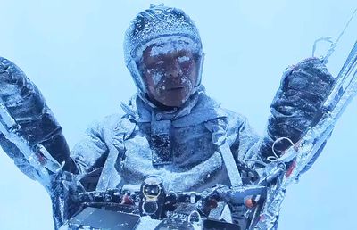 INIMAGINABIL! Un parapantist a fost ridicat pe un munte de 8.500 de metri de un vârtej! Imaginile sunt incredibile