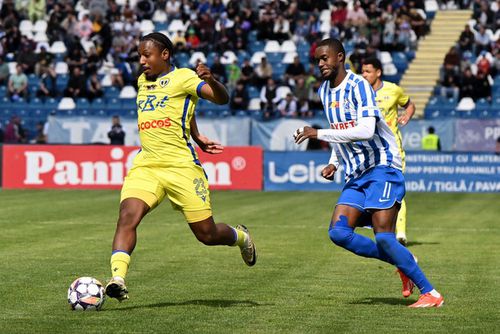 Adama Diakhaby (dreapta), OUT de la Poli Iași pentru că și-a cerut salariul. © FOTO: Tudi/SPORT PICTURES