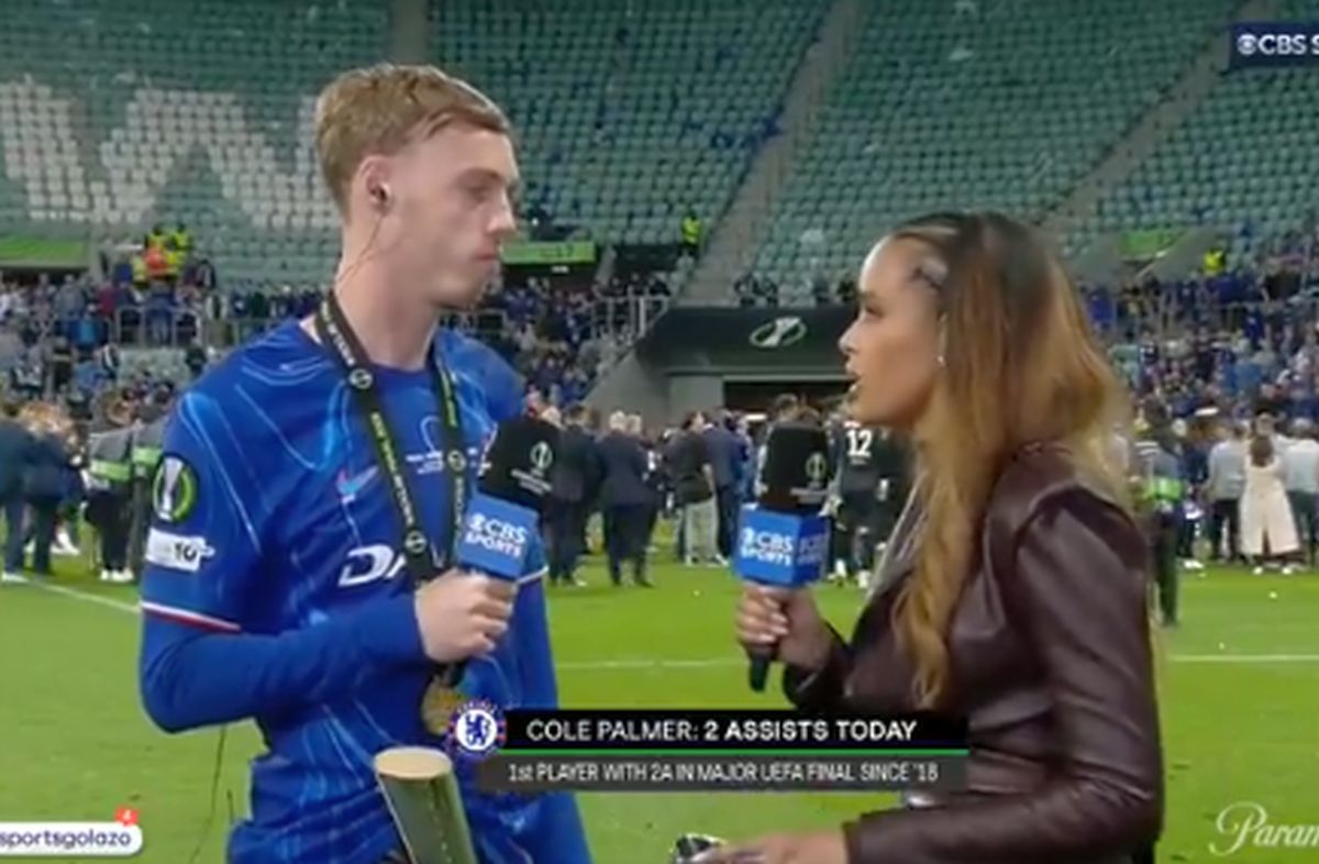 Cu trofeul în pantaloni după finala Conference League! Reportera nu s-a abținut: „Interesant...”