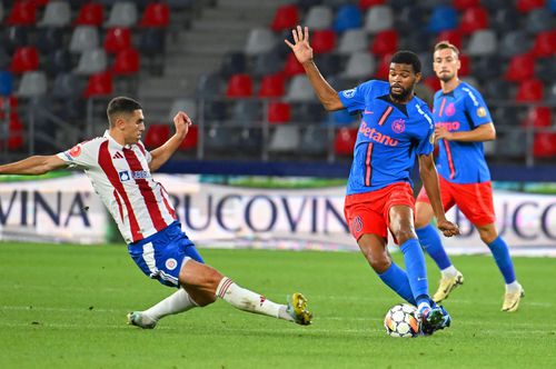 Nikola Stevanovic încearcă să-l deposedeze pe Edjouma / foto: Imago Images