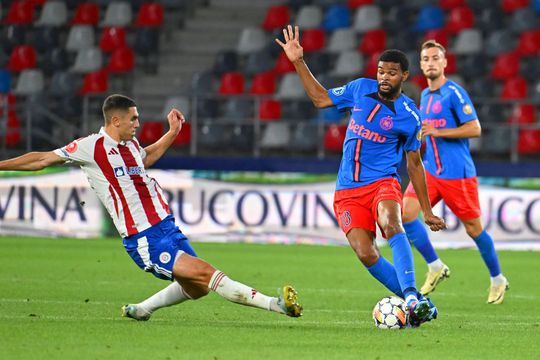 Nikola Stevanovic încearcă să-l deposedeze pe Edjouma / foto: Imago Images