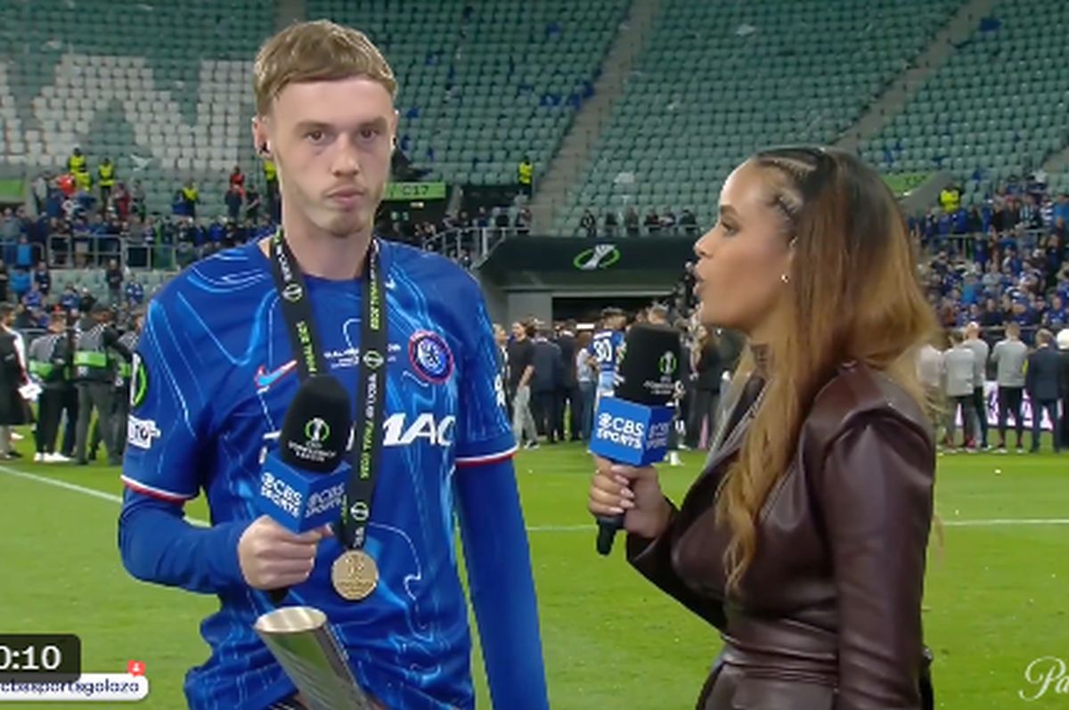 Cole Palmer, cu trofeul în pantaloni după finala Conference League