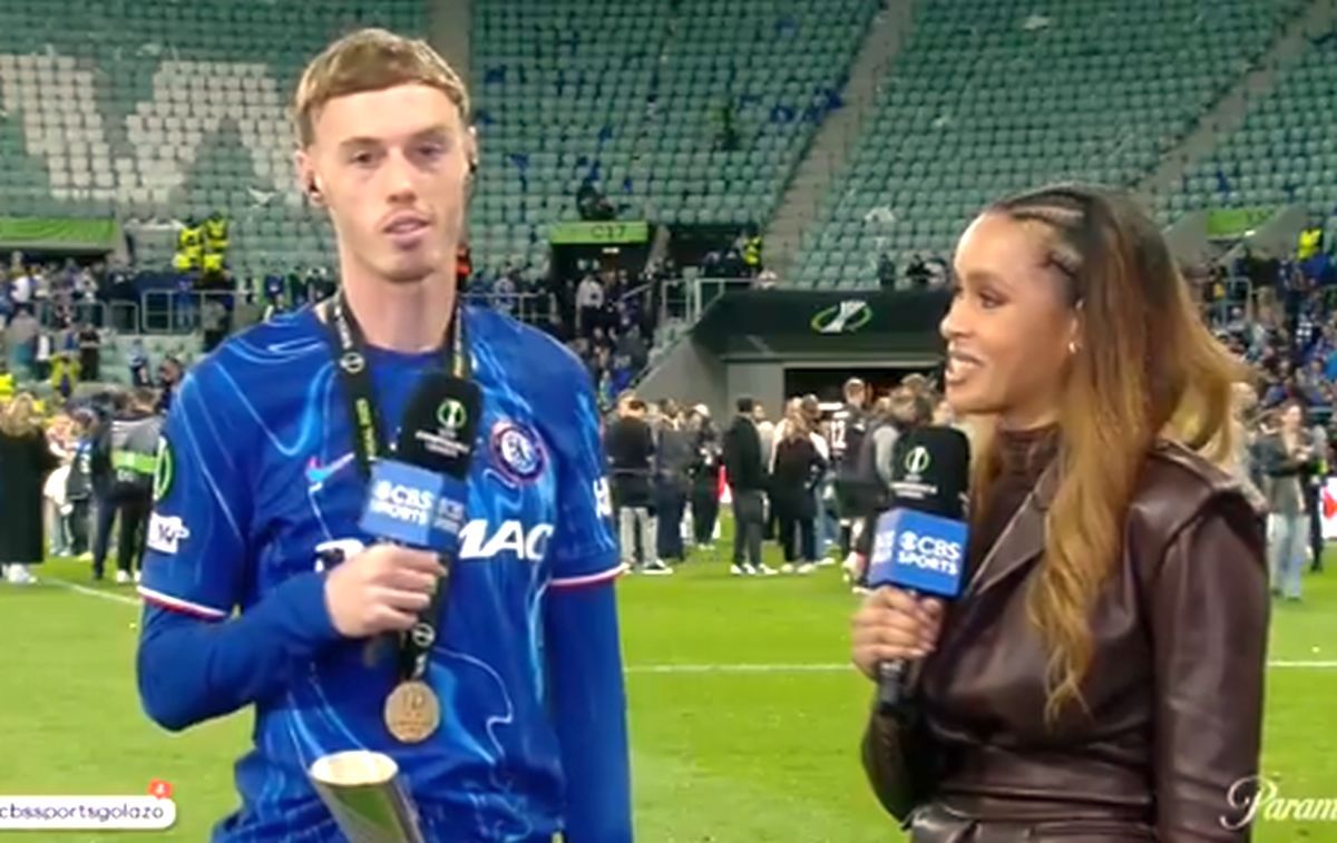 Cole Palmer, cu trofeul în pantaloni după finala Conference League