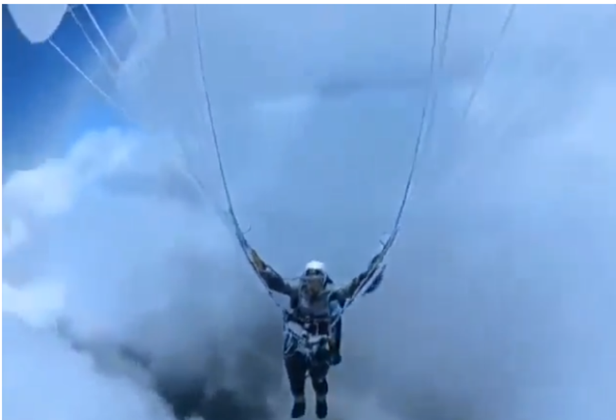 Un parapantist a fost tras de un vortex până la 8.000 de metri altitudine