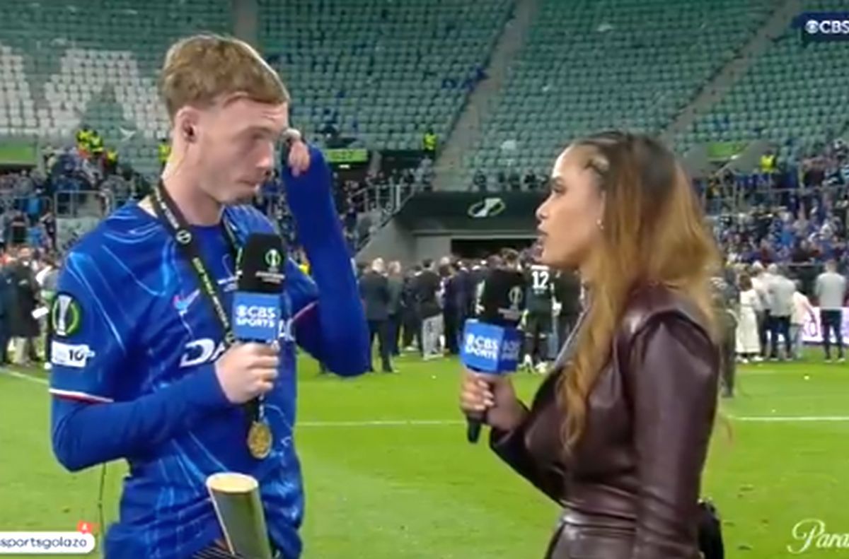 Cu trofeul în pantaloni după finala Conference League! Reportera nu s-a abținut: „Interesant...”