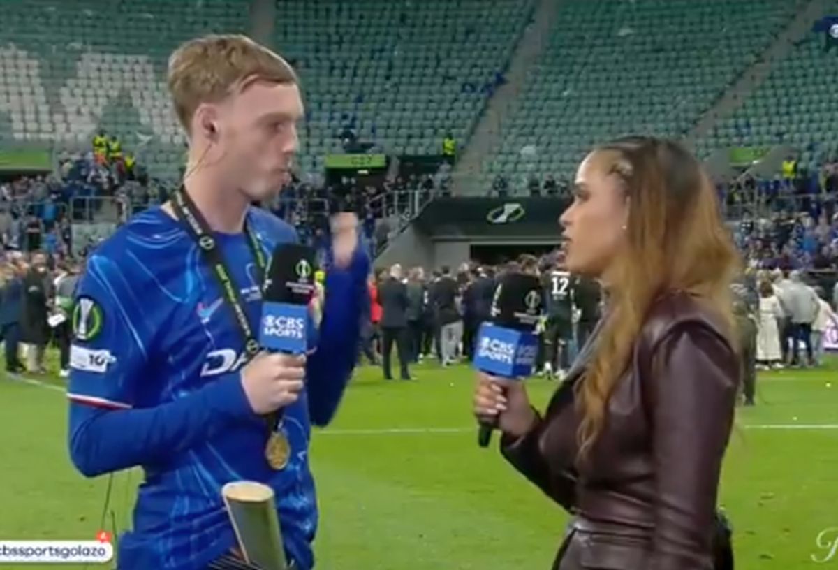 Cole Palmer, cu trofeul în pantaloni după finala Conference League