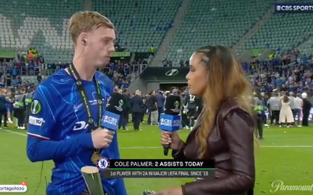 Cu trofeul în pantaloni după finala Conference League! Reportera nu s-a abținut: „Interesant...”