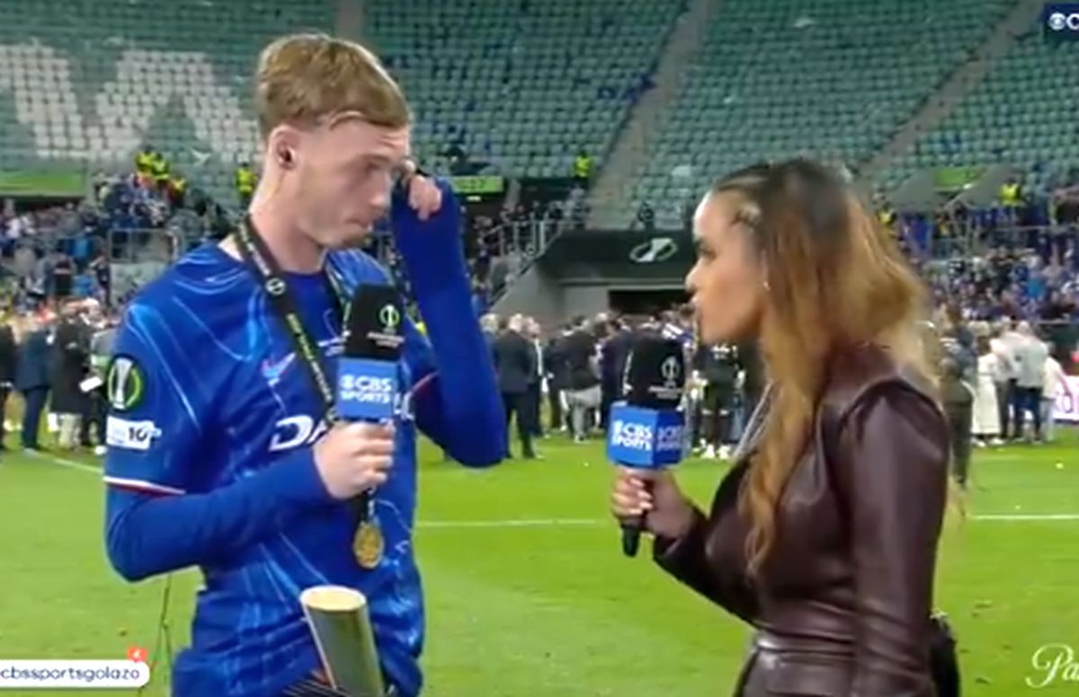Cu trofeul în pantaloni după finala Conference League! Reportera nu s-a abținut: „Interesant...”