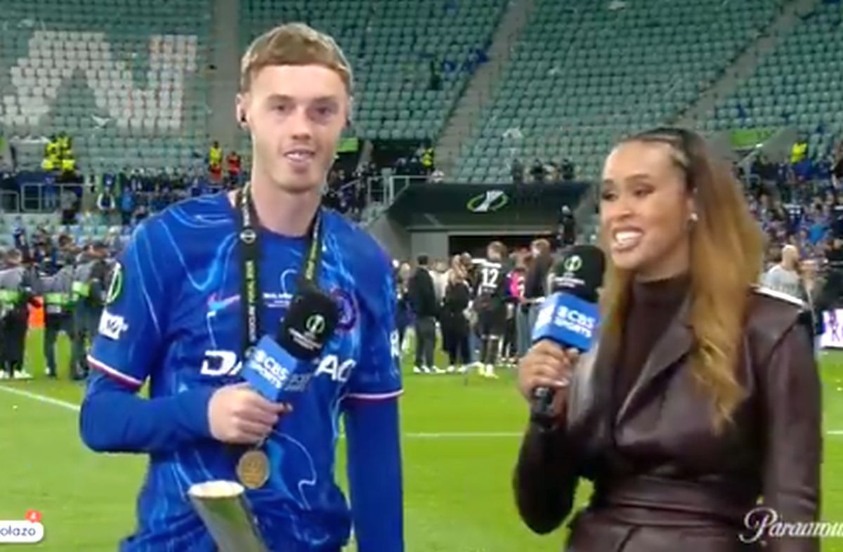 Cu trofeul în pantaloni după finala Conference League! Reportera nu s-a abținut: „Interesant...”