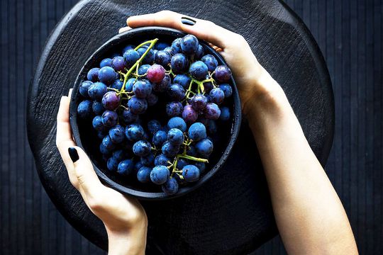 Consumați mai multe fructe, legume, cereale integrale și păstăi