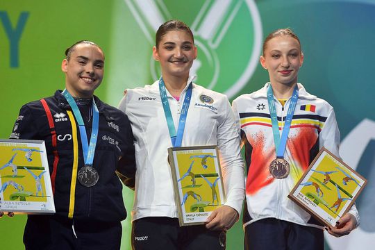 Ana Maria Bărbosu (dreapta), cu medalia de bronz, pe podiumul Campionatelor Europene. Foto: Imago Images