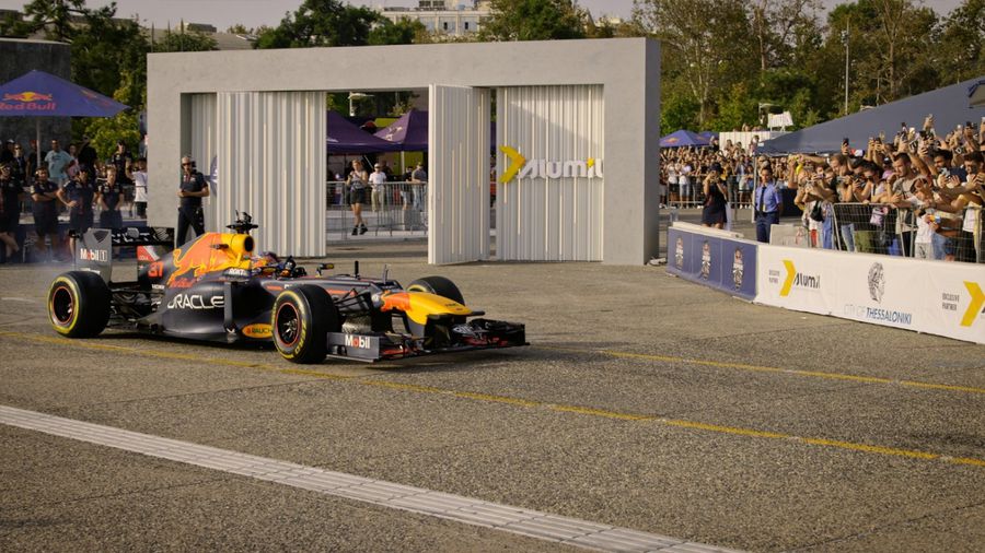Evenimentul „Red Bull Showrun by ALUMIL”: spectacolul impresionant de sport motorizat la Atena!