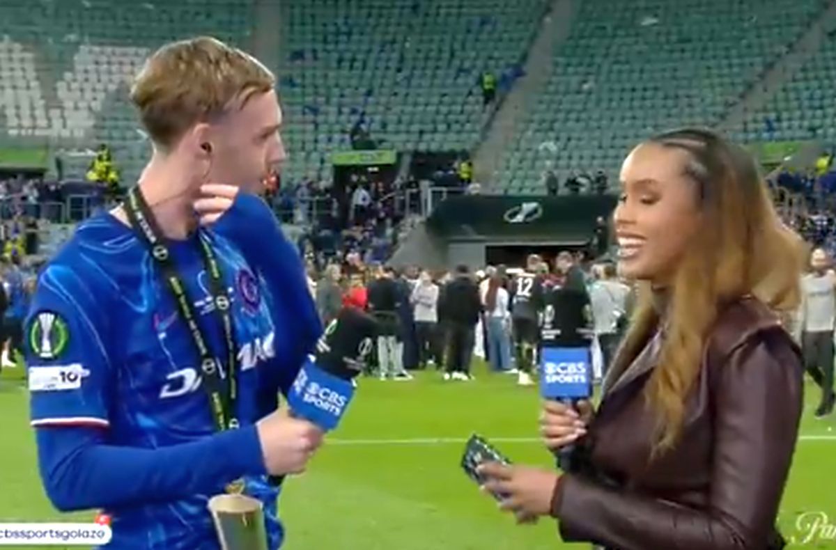 Cu trofeul în pantaloni după finala Conference League! Reportera nu s-a abținut: „Interesant...”