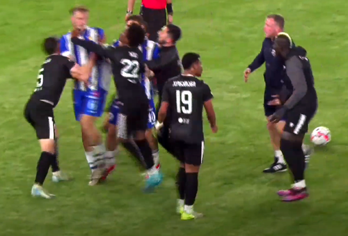 Final incredibil Dinamo Tbilisi - Torpedo Kutaisi, scor 2-0, din runda 17 a primei ligi din Georgia. Fotbaliștii celor două echipe s-au luat la bătaie după ultimul fluier, iar arbitrul a dat nu mai puțin de 9 cartonașe roșii.