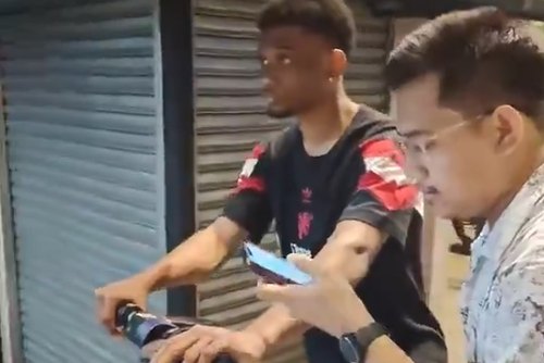 Jucătorii lui United au cerut ajutorul localnicilor din Malaezia pentru a plăti trotinetele electrice. Foto: X.com