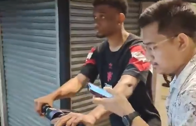 Manchester United, ironizată după ce jucătorii au cerut ajutorul localnicilor din Malaezia pentru a plăti trotinetele electrice: „Mai multe reduceri de costuri?”