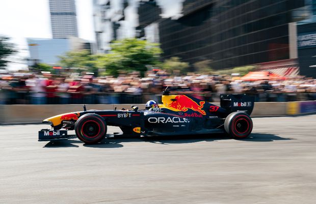 Evenimentul „Red Bull Showrun by ALUMIL”: spectacolul impresionant de sport motorizat la Atena!