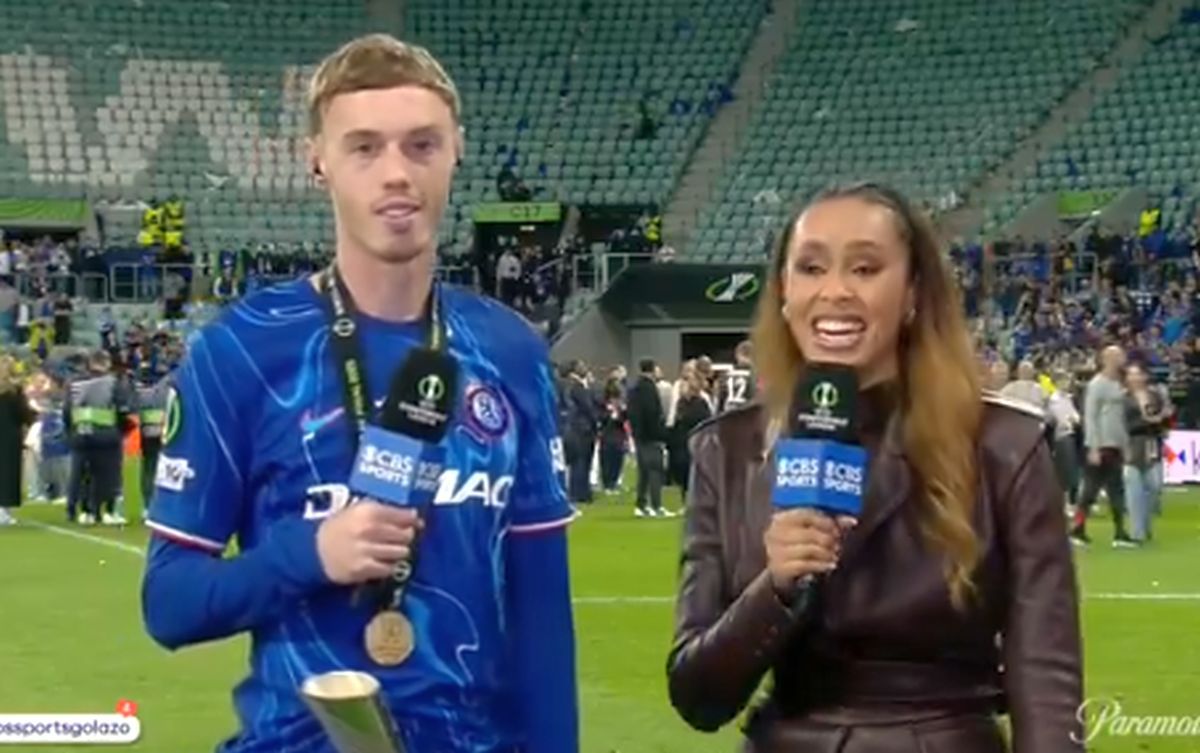 Cu trofeul în pantaloni după finala Conference League! Reportera nu s-a abținut: „Interesant...”