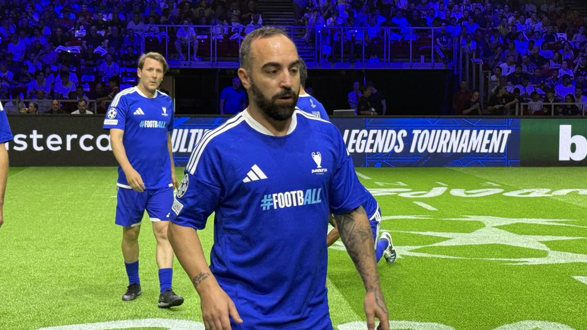 Imagini memorabile din culise » Roberto Carlos a vorbit în limba română la Budapesta, iar Horațiu Moldovan a intrat live cu Santi Cazorla: „Ești top, top, top!”