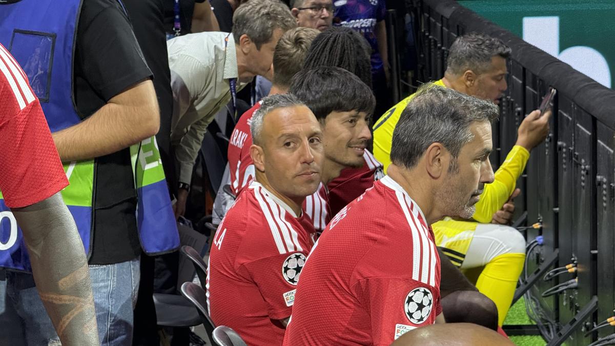 Imagini memorabile din culise » Roberto Carlos a vorbit în limba română la Budapesta, iar Horațiu Moldovan a intrat live cu Santi Cazorla: „Ești top, top, top!”