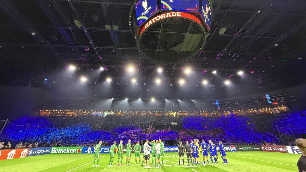 Imagini memorabile din culise » Roberto Carlos a vorbit în limba română la Budapesta, iar Horațiu Moldovan a intrat live cu Santi Cazorla: „Ești top, top, top!”