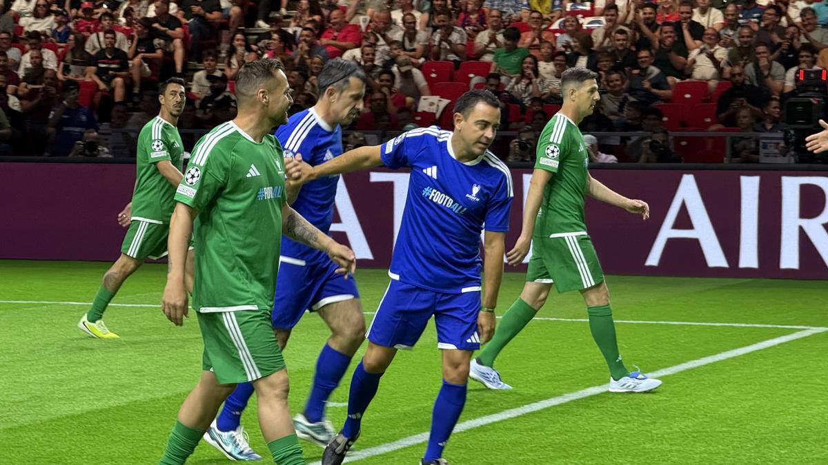 Imagini memorabile din culise » Roberto Carlos a vorbit în limba română la Budapesta, iar Horațiu Moldovan a intrat live cu Santi Cazorla: „Ești top, top, top!”