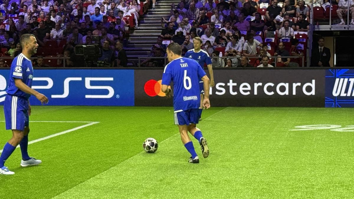 Imagini memorabile din culise » Roberto Carlos a vorbit în limba română la Budapesta, iar Horațiu Moldovan a intrat live cu Santi Cazorla: „Ești top, top, top!”