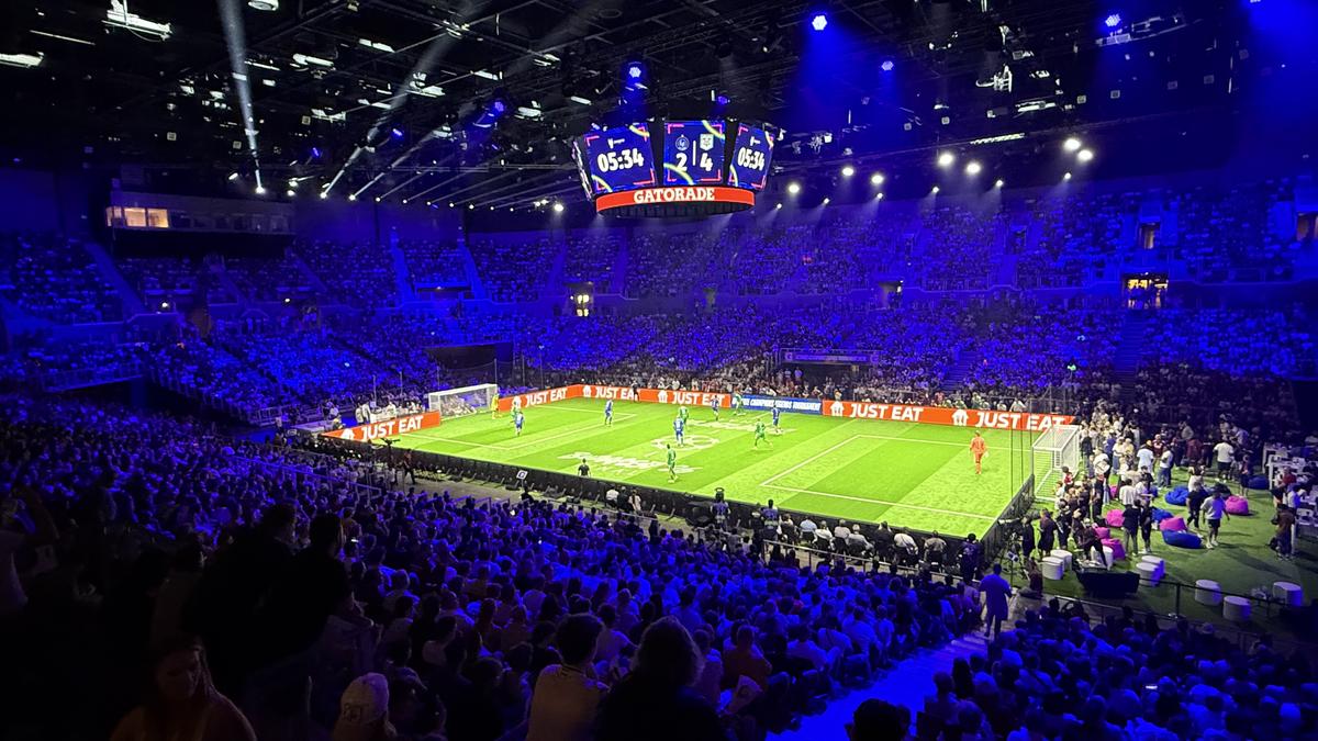 Imagini memorabile din culise » Roberto Carlos a vorbit în limba română la Budapesta, iar Horațiu Moldovan a intrat live cu Santi Cazorla: „Ești top, top, top!”