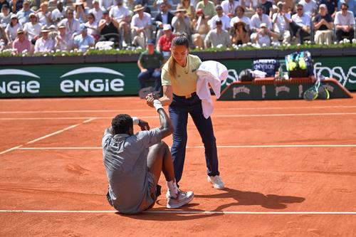Ana Carvalho, arbitra de scaun de la Roland Garros, ajutându-l pe francezul Moise Kouame // foto: Imago