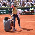 Ana Carvalho, arbitra de scaun de la Roland Garros, ajutându-l pe francezul Moise Kouame // foto: Imago