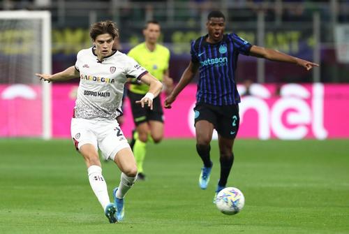 Marco Palestra (stânga), în duel cu Denzel Dumfries, olandezul pe care l-ar putea înlocui la Inter în sezonul viitor / Foto: GettyImages
