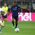 Marco Palestra (stânga), în duel cu Denzel Dumfries, olandezul pe care l-ar putea înlocui la Inter în sezonul viitor / Foto: GettyImages