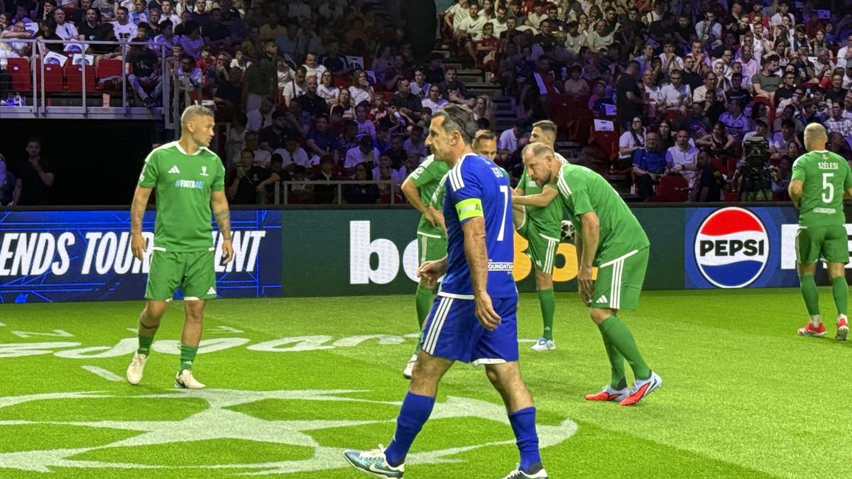 Imagini memorabile din culise » Roberto Carlos a vorbit în limba română la Budapesta, iar Horațiu Moldovan a intrat live cu Santi Cazorla: „Ești top, top, top!”
