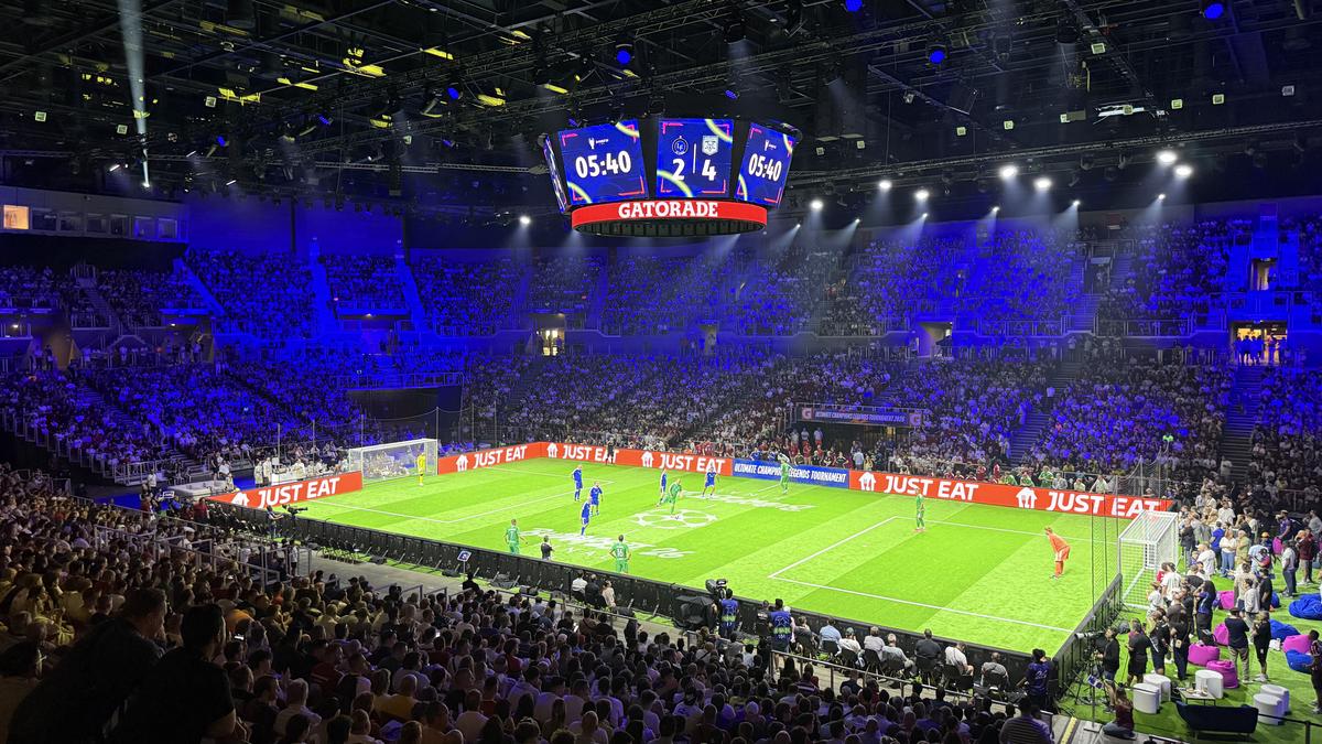 Imagini memorabile din culise » Roberto Carlos a vorbit în limba română la Budapesta, iar Horațiu Moldovan a intrat live cu Santi Cazorla: „Ești top, top, top!”