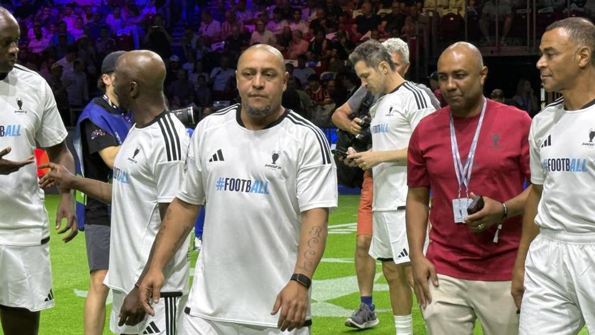 Imagini memorabile din culise » Roberto Carlos a vorbit în limba română la Budapesta, iar Horațiu Moldovan a intrat live cu Santi Cazorla: „Ești top, top, top!”