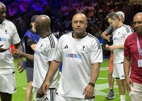 Imagini memorabile din culise » Roberto Carlos a vorbit în limba română la Budapesta, iar Horațiu Moldovan a intrat live cu Santi Cazorla: „Ești top, top, top!”