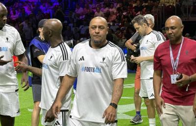 Imagini memorabile din culise » Roberto Carlos a vorbit în limba română la Budapesta, iar Horațiu Moldovan a intrat live cu Santi Cazorla: „Ești top, top, top!”