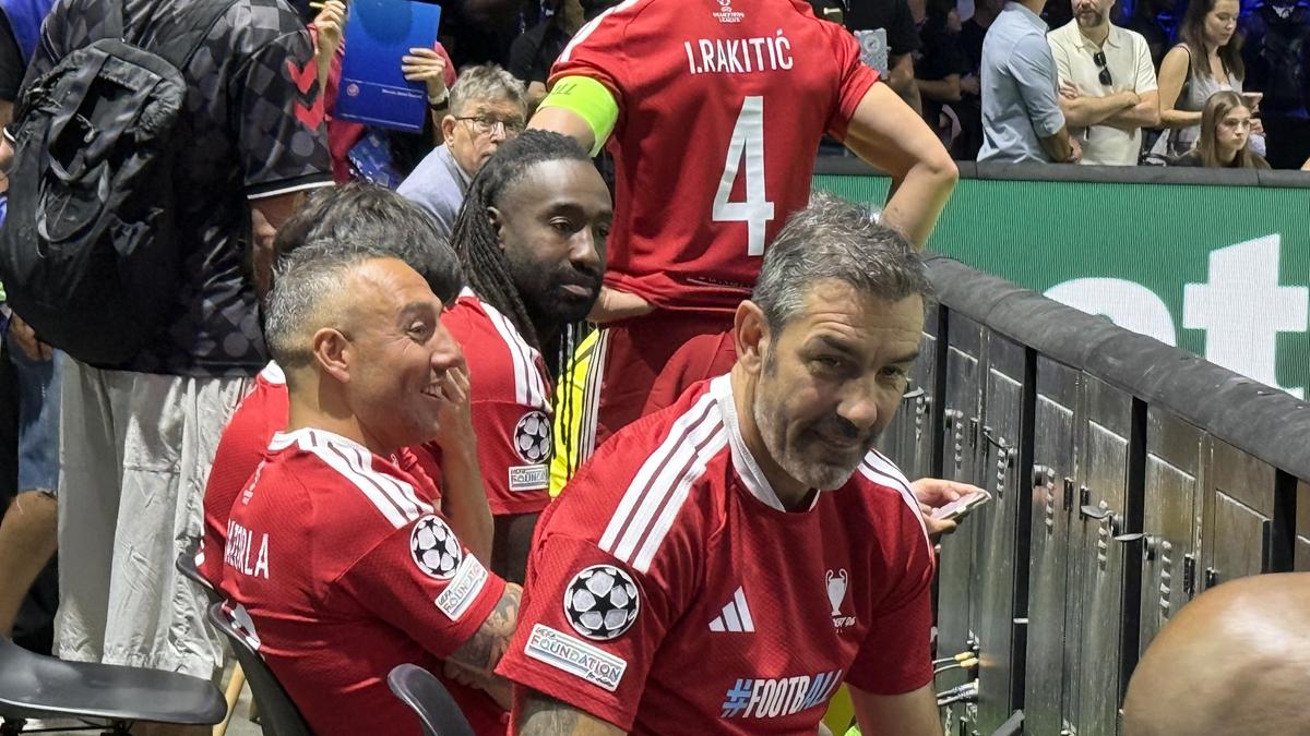 Imagini memorabile din culise » Roberto Carlos a vorbit în limba română la Budapesta, iar Horațiu Moldovan a intrat live cu Santi Cazorla: „Ești top, top, top!”