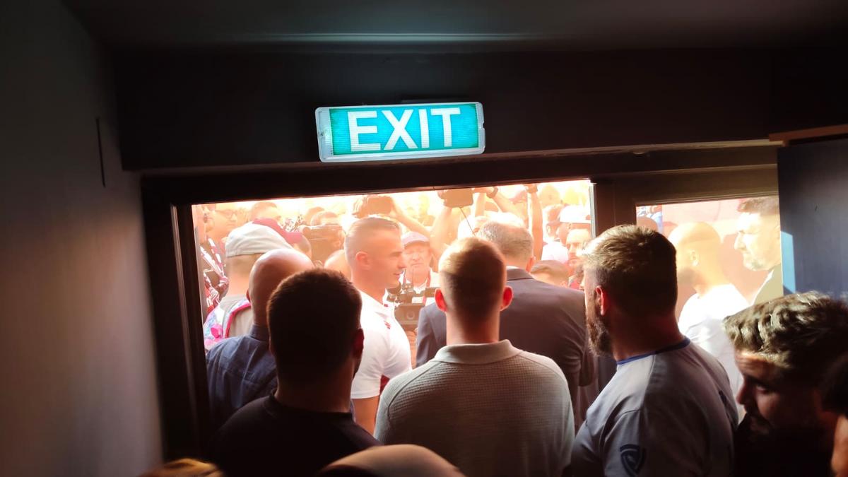 „Sunt bogat, am doi Danieli!” » Dan Șucu l-a prezentat oficial pe Pancu la Rapid, într-o seară marcată de protestul galeriei